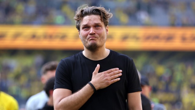 Stimmen zur Bundesliga: Mit Tränen in den Augen: BVB-Trainer Edin Terzic nach dem verpassten Titel vor der Südkurve.