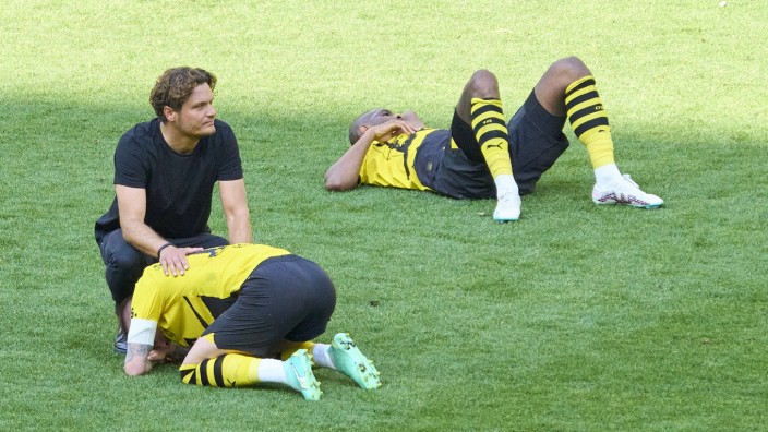 Borussia Dortmund: Trainer Edin Terzic tröstet seine Spieler - dabei hätte er selbst auch Trost nötig gehabt.