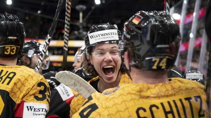 Deutschland im Finale der Eishockey-WM: Goldener Treffer in der Overtime: Moritz Seider (Mitte) feiert mit den Teamkollegen.