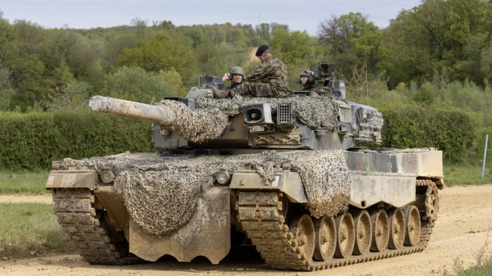 Manöver der Schweizer Armee mit "Leopard 2"-Panzern in Bure. 25 stillgelegte Exemplare des Kampfpanzers könnten eventuell nach Deutschland geliefert werden.