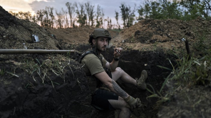 Ukrainische Gegenoffensive: Ein ukrainischer Soldat sitzt in einem Schützengraben bei Bachmut. Die Ukraine soll einige Einheiten bewusst nicht an der Front einsetzen, um sie für die Frühjahrsoffensive verfügbar zu halten.