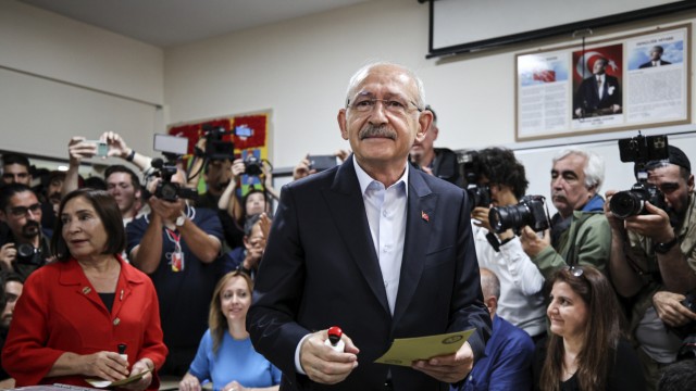 ISTANBUL: Il candidato alla presidenza Kemal Kilicdaroglu vota in un seggio elettorale ad Ankara.