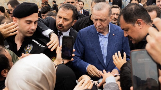 Türkiye: Erdogan distributes money in front of the polling station