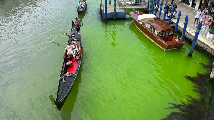 Venedig: Grün schimmernde Flüssigkeit im Canal Grande.