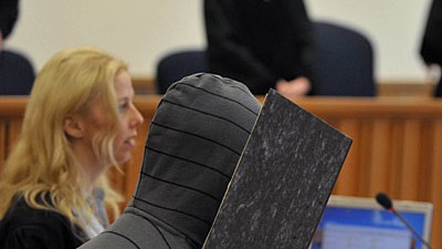 Mord auf dem Campingplatz: Prozess am Landgericht Stade: Der 30-jährige Angeklagte hat im Gerichtssaal den Mord an zwei Frauen auf einem Campingplatz im  Cuxhavenen Ortsteil Sahlenburg gestanden.