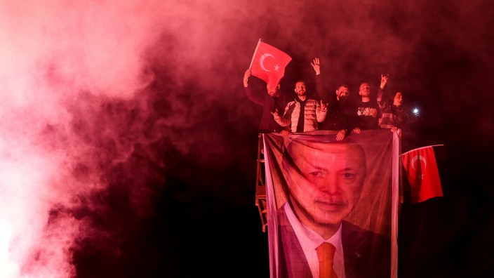 Präsidentschaftswahl in der Türkei: Ein Land, gefangen in der Dauerkrise: Anhänger des türkischen Präsidenten Erdoğan feiern in Ankara dessen Sieg bei den Präsidentschaftswahlen.