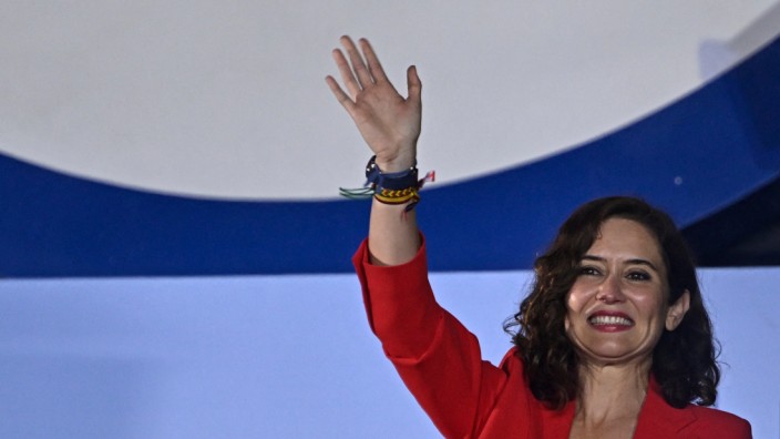 Neuwahl in Spanien: Jubel auf der spanischen Rechten: Isabel Diaz Ayuso, eine der Frontfrauen des konservativen Partido (PP), am Pfingstmontag im Madrider Hauptquartier der Partei.