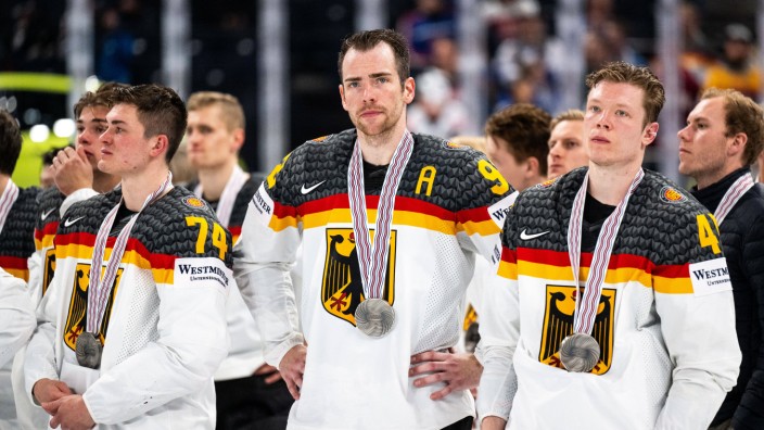 Deutschland nach der Eishockey-WM: Justin Schütz, Marcel Noebels und Jonas Müller (v.l.) nach dem verlorenen Finale gegen Kanada.