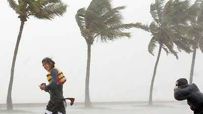 Tropensturm: Surfer bringen sich in Schutz, als Tropensturm Fay die Florida Keys erreicht.