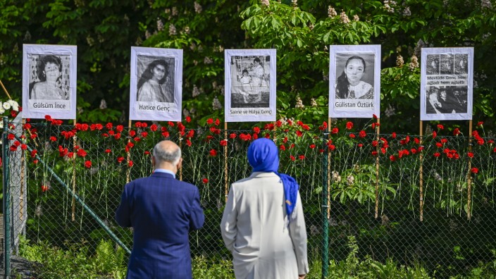 Solingen: 30 Jahre nach dem rechtsextremen Brandanschlag in Solingen gedenken die Menschen der fünf Toten.