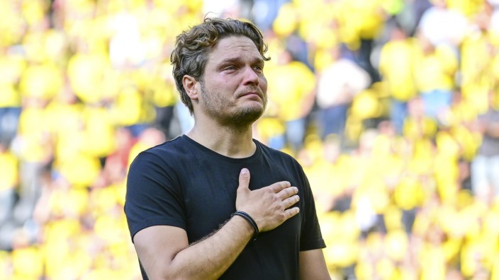 BVB-Trainer Edin Terzic: Edin Terzic am Samstag vor der Südtribüne - völlig überwältigt von seinen Emotionen.