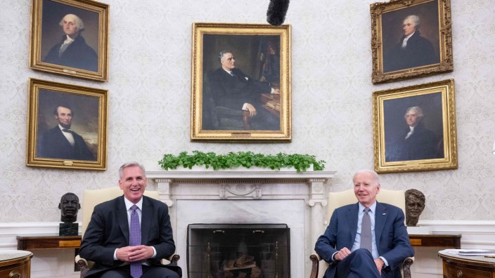 US-Haushalt: Ausnahmsweise halbwegs einig: US-Präsident Joe Biden (rechts) und der republikanische Mehrheitssprecher Kevin McCarthy im Weißen Haus.