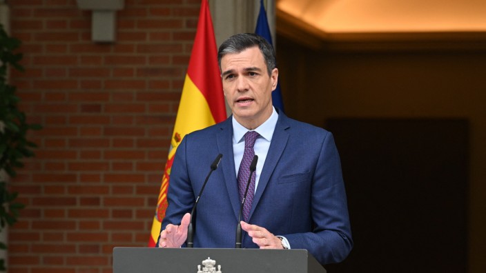 Hohe Verluste für Sozialisten: Pedro Sánchez gab im Regierungssitz in Madrid bekannt, dass am 23. Juli gewählt werden soll.