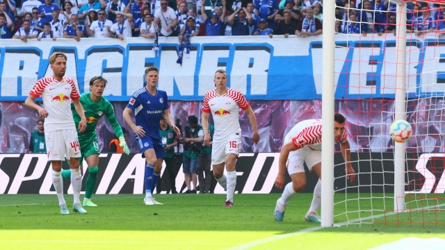 Schalke 04: Prima Schützenhilfe - allerdings zu spät: Leipzigs Willi Orban erzielt ein kurioses Eigentor für Absteiger Schalke 04.