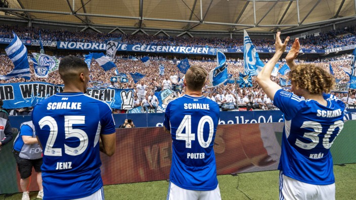 Schalke 04: Der Verein würde sie liebend gerne binden - aber es ist kaum vorstellbar, dass Moritz Jenz (links), Sebastian Polter und Alex Kral in der kommenden Saison für Schalke 04 spielen werden.