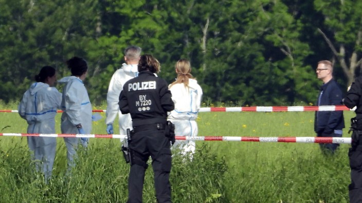Verbrechen in Sauerlach: Polizisten am abgesperrten Einsatzort in Sauerlach.