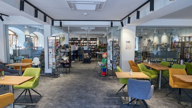 Neueröffnung: Knapp vier Wochen nach der Eröffnung noch ohne Zwischentür: Das neue Geschäft von "Bücher Herzog", das unmittelbar an den Hasi-Cafébereich angrenzt.