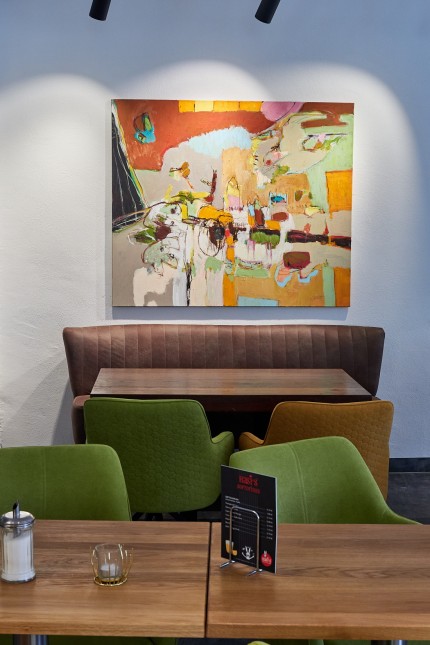 Neueröffnung: Die Bilder an den Wänden des Hasi-Cafébereichs sind eine Leihgabe von Ingrid Wieser-Kil, die darüber hinaus dem Buchladen-Team angehört.