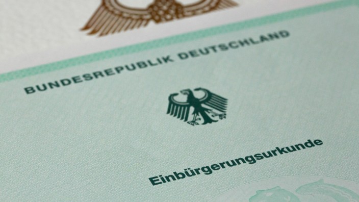 Deutsche Staatsbürgerschaft: Die Bundesregierung will Einbürgerungen erleichtern, die Union warnt davor: Einbürgerungsurkunde der Bundesrepublik Deutschland.
