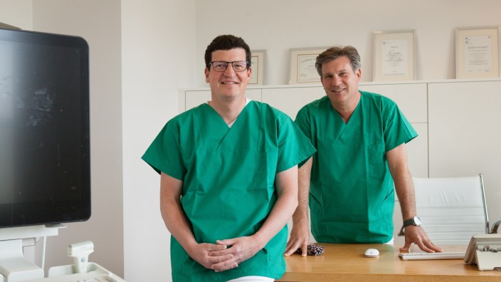 Sterilisation: Fachkenntnis, gepaart mit einer Prise Kumpeligkeit: die Urologen Michael Schwab (links) und Patrick Bössner.