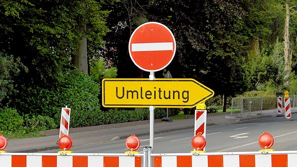 Pöcking: Nichts geht mehr auf der Staatsstraße 2063 entlang des Westufers am Starnberger See: Eine Baustelle im Bereich Possenhofen vereitelt wegen Kanalbauarbeiten bis 9. Juni eine Durchfahrt.