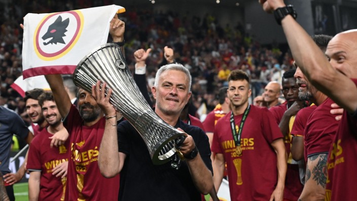 José Mourinho: "Mourinho hat es vollbracht", er allein: Im vergangenen Jahr feierte der Wundertätige mit AS Rom den Gewinn der Conference League. In Budapest wollen sie nun die Europa League erobern.
