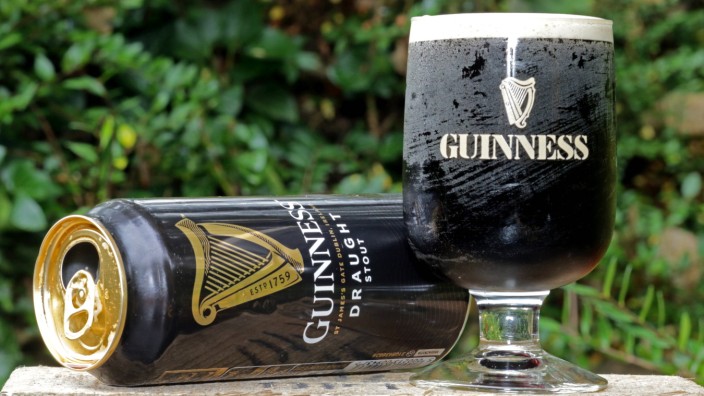 Konsum: Bier trinken - nicht wenige sehen darin einen bedeutenden Teil der irischen Kultur. Genau diese Kultur soll jetzt einen Warnhinweis bekommen.