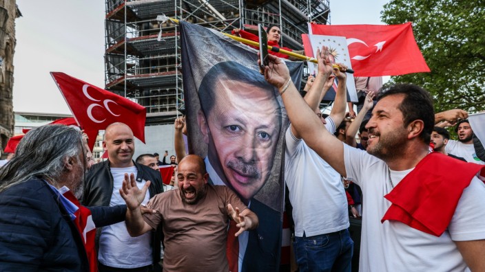 Integration: "Seien wir ehrlich": Türkische Berliner feiern auf dem Kurfürstendamm den Wahlsieg von Recep Tayyip Erdoğan an diesem Sonntag.