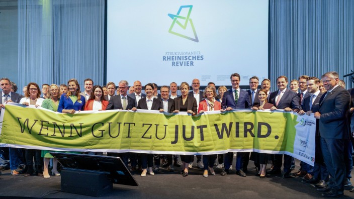 Nordrhein-Westfalen: Reviervertrag 2.0: In Mönchengladbach unterzeichneten ihn am Dienstag 61 Regionalpolitiker aus Nordrhein-Westfalen. Mit dabei CDU-Ministerpräsident Hendrik Wüst (5. v. re.).