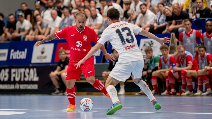 Futsal: Clever durchgesetzt: Regensburgs Torschütze Andre Peres (hinten) im Duell mit Hohenstein-Ernstthals Aleksander Sorokin.