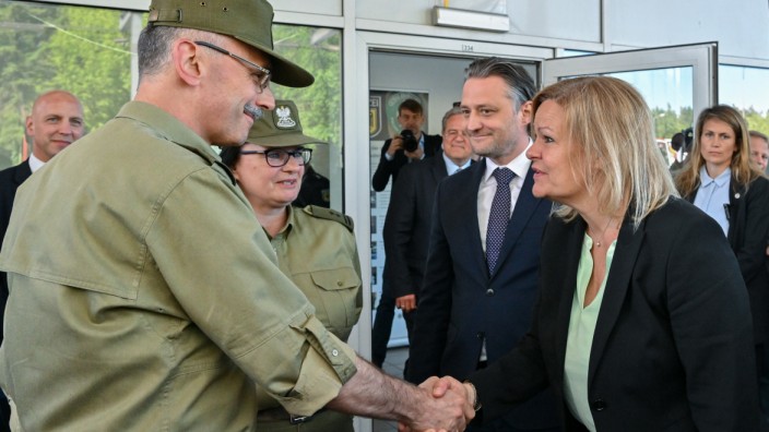 Kurswechsel von Innenministerin Faeser: Bundesinnenministerin Nancy Faeser (SPD) verhandelt derzeit mit Polen über stationäre Grenzkontrollen.