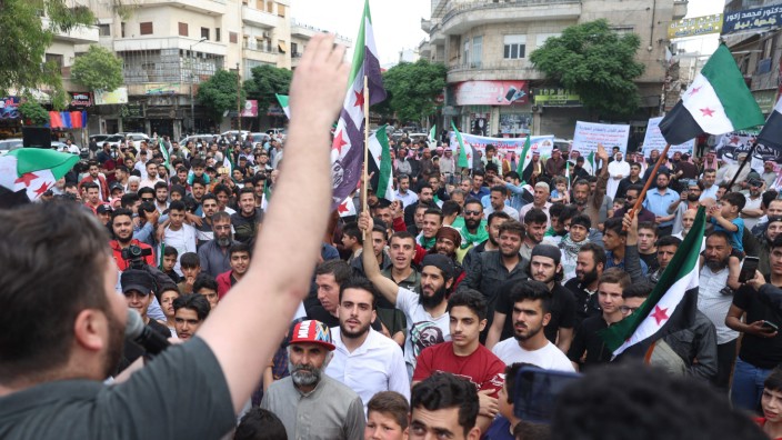 Syrien und die Arabische Liga: "Der kriminelle Assad repräsentiert niemals Syrien", riefen Tausende Syrer in Idlib.