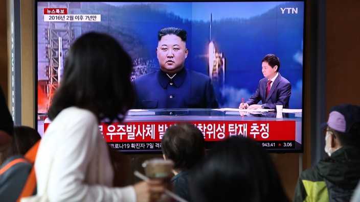 Absturz: An einem Bahnhof im südkoreanischen Seoul sehen Passanten eine Sendung über den mutmaßlichen Start einer nordkoreanischen Satellitenrakete im Fernsehen.