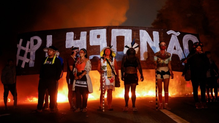 Angehörige der Guarani Mbya blockieren aus Protest gegen das "marco temporal" genannte Gesetz eine Hauptstraße in São Paulo.
