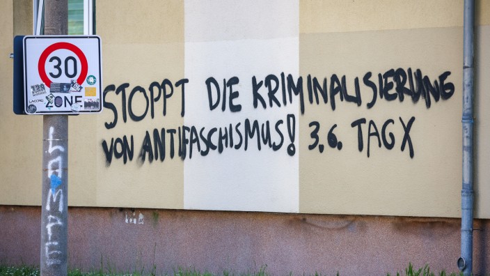 Linke Gewalt: Linke Gewalt und der Fall Lina E.: Graffito an einem Haus in Leipzig.