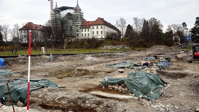 Archäologische Funde in Schlehdorf: Die Ausgrabung unterhalb des Klosters Schlehdorf brachte historisch bedeutsame Funde ans Licht.