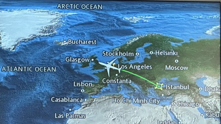 Orientierung auf Flugreisen: Man darf sich wundern, wenn man die Karte mit der Flugstrecke genauer betrachtet.