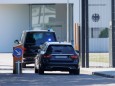 Polizeifahrzeuge fahren am Bundesgerichtshof in Karlsruhe vor. Die Bundesanwaltschaft hat mutmaßliche Unterstützer der Terrororganisation Islamischer Staat (IS) festnehmen lassen.