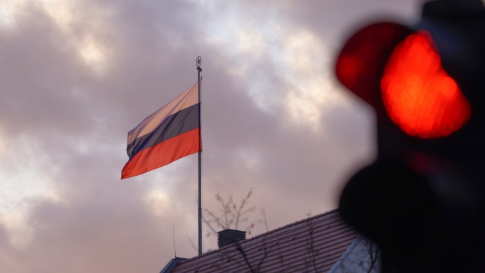 SZ am Abend: Von Jahresende an darf Russland nur noch die Botschaft in Berlin und eines von bislang fünf Generalkonsulaten betreiben.