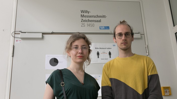 Technische Universität: Paul Bachmann und Olga Rybałt vor dem Willy-Messerschmitt-Zeichensaal in Garching.