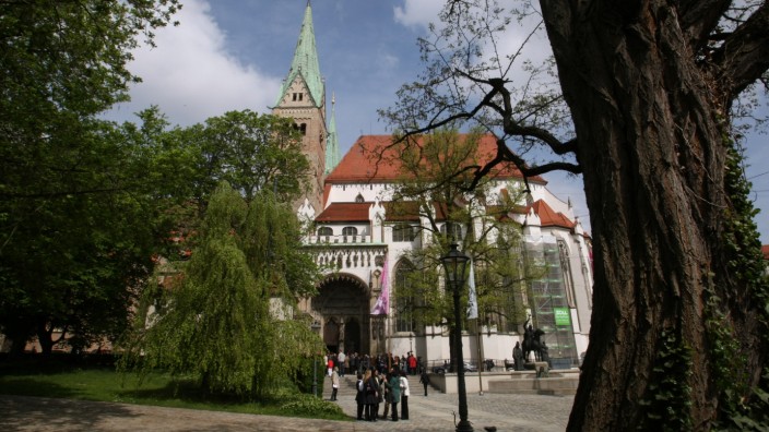 Augsburg: Der Augsburger Dom ist die musikalische Heimat der Domsingknaben. Nun ermittelt die Justiz gegen einen ehemaligen Mitarbeiter des Chores.