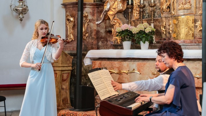 Pfingstkonzert: Im Altarraum der Pfarrkirche St. Johann Baptist treten Susanna Morper (Violine) und Petra Morper am Klavier auf.