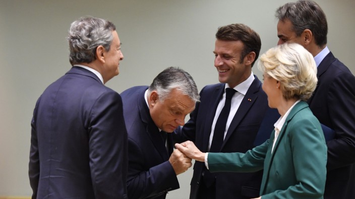 Europäische Union: Wie ernst ihm die europäische Geschlossenheit wohl ist? Viktor Orbán begrüßt Ursula von der Leyen beim EU-Gipfel 2022 in Brüssel.