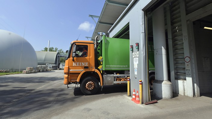 Abfallwirtschaft: Der Biomüll wird auf dem Gelände der stillgelegten Biomüllvergärungsanlage in Kirchstockach nur noch verladen.