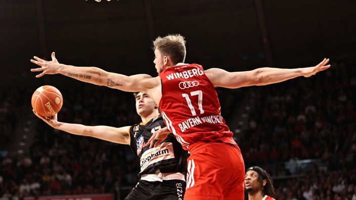 Basketball-Playoffs: Außer Reichweite: Niklas Wimberg (rotes Trikot) und die Bayern-Basketballer strecken sich gegen Ulm bislang umsonst.