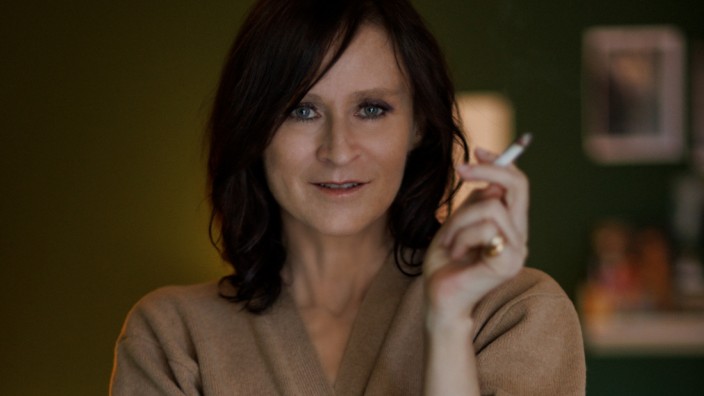 Interview mit Sophie Rois: Zigarettenrauch statt Weihrauch: "Inzwischen hätte ich eine Beichte nötig", sagt Sophie Rois.