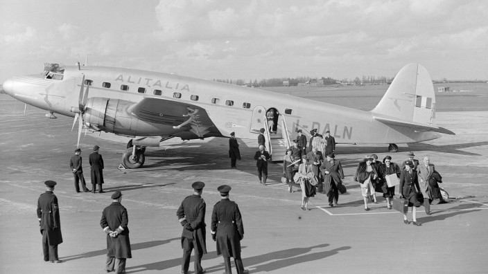 Luftverkehr: Eine Alitalia-Maschine 1948 kurz nach ihrem ersten Flug von Rom nach London.