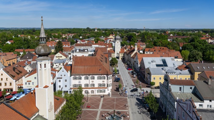 Stadtrat in Erding: Blick vom Stadtturm auf den Schrannenplatz mit dem Frauenkircherl (links), dem Rathaus (Mitte) und dem Schönen Turm.