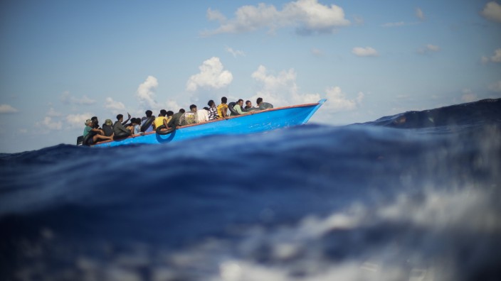 Europäische Migrationspolitik: Geflüchtete in einem Boot vor der italienischen Insel Lampedusa im vergangenen Sommer.