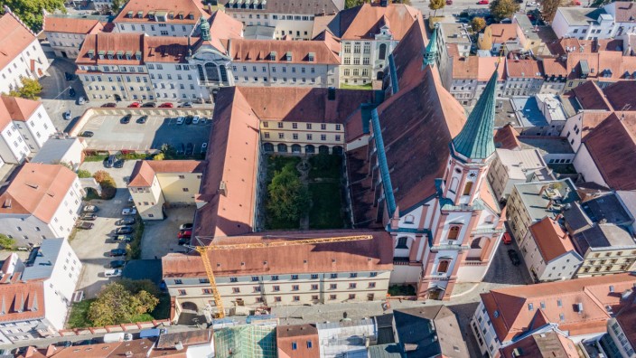 Straubing: Das Karmelitenkloster in der Innenstadt von Straubing aus der Drohnensicht. Noch steht das Gebäude leer.